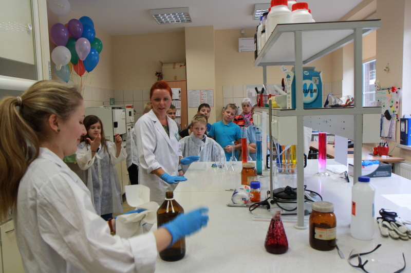 Warsztaty dla szkół podstawowych "Niezwykły świat chemii. Drzwi są otwarte proszę wejdź", 2 czerwca 2014