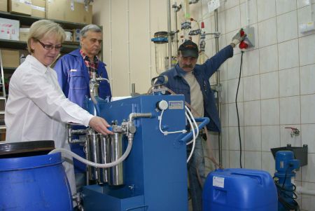 Pracownicy ICSO przy aparaturze badawczej, 2007