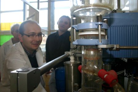 Pracownicy ICSO przy aparaturze badawczej, 2007